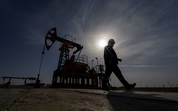 Khi OPEC+ 'chơi dao đứt tay'