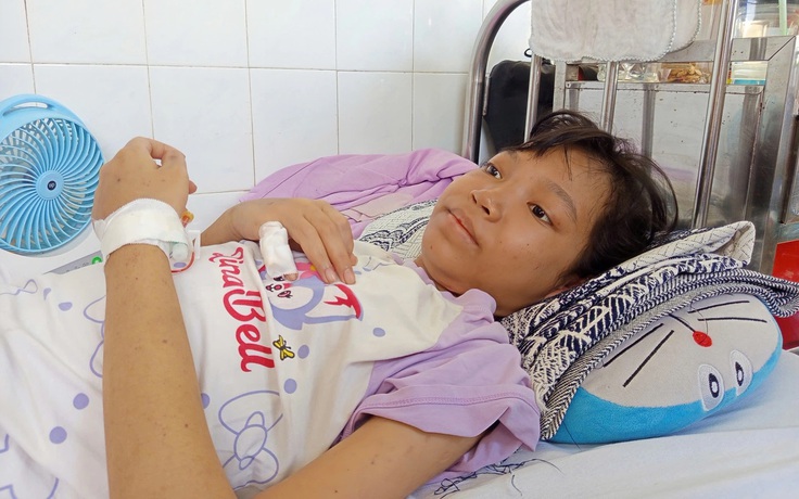 Người mẹ bán trâu, cầm sổ đỏ cứu con ung thư được bạn đọc giúp đỡ
