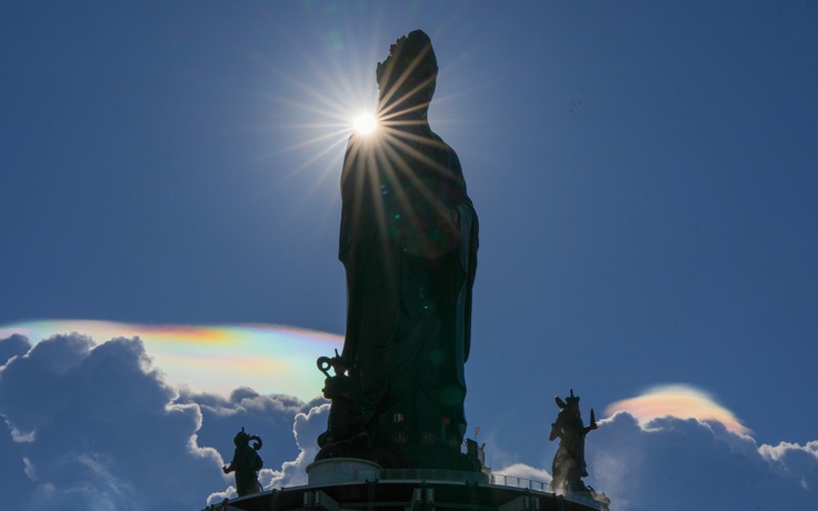 Khoảnh khắc kỳ ảo mây ngũ sắc đôi trên núi Bà Đen ngày cung rước xá lợi Phật