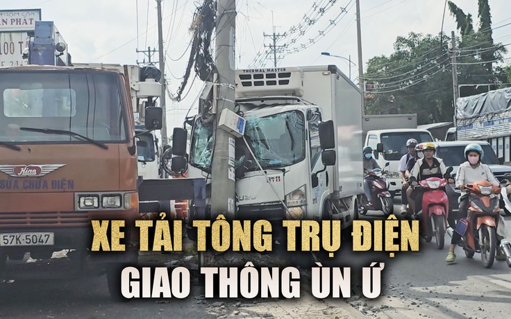 Kẹt xe kéo dài vì xe tải tông gãy trụ điện ở Hóc Môn