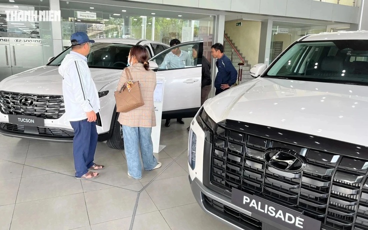 Người Việt mua ô tô: 'Xe anh trang bị gì, xe tôi cũng phải có'