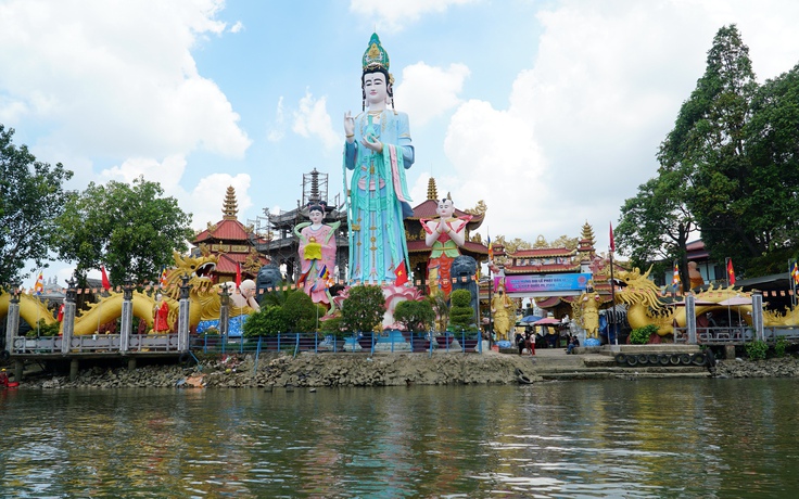 Ngôi chùa nằm giữa sông ở TP.HCM, nơi có hàng trăm tượng Phật