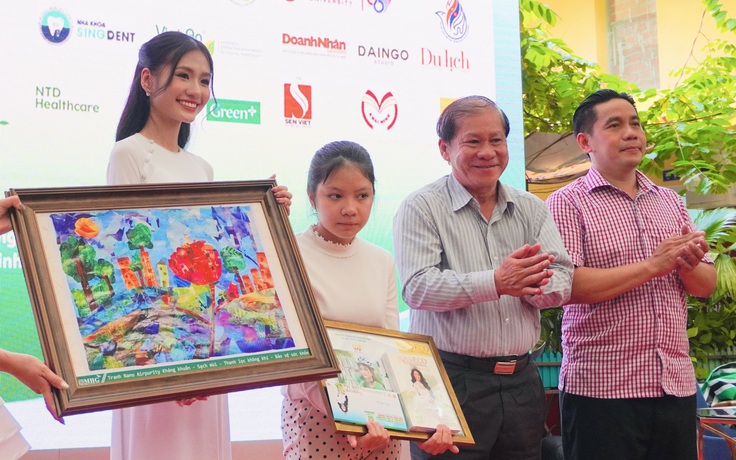 Hoa hậu Nguyễn Thanh Hà trao giải nhất tranh vẽ sự hồi sinh của trái đất