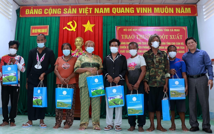 Cà Mau: Hỗ trợ 8 người nước ngoài gặp nạn trên biển