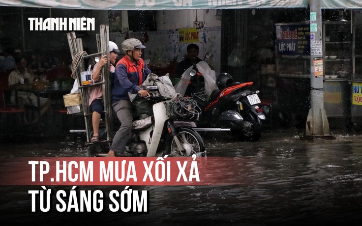 Mưa trắng xóa đầu giờ sáng, người dân lội nước đi làm