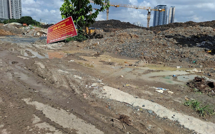Đất bùn, xà bần đổ tràn lan ngay biển cấm