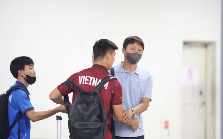 Đội tuyển Việt Nam trầm lắng về nước sau nỗi buồn thất bại, HLV Kim Sang-sik vỗ về học trò Đội tuyển Việt Nam trầm lắng về nước sau nỗi buồn thất bại, HLV Kim Sang-sik vỗ về học trò