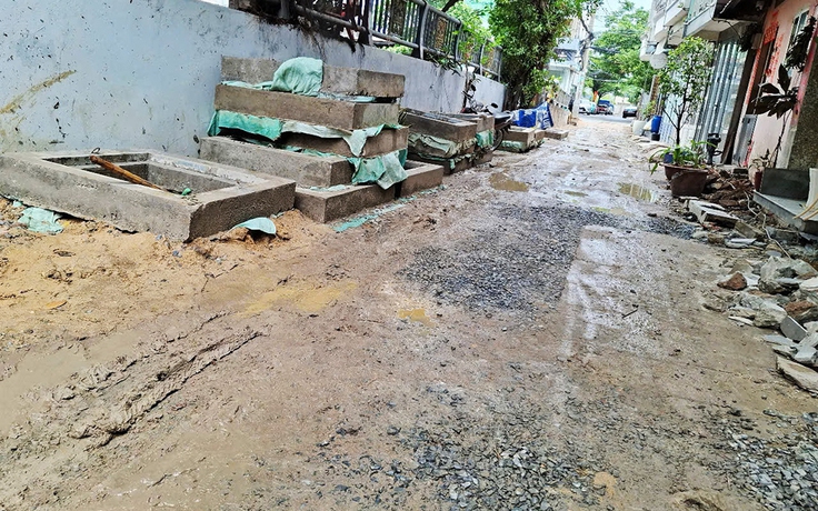 Thi công hẻm kéo dài, đi lại khó khăn