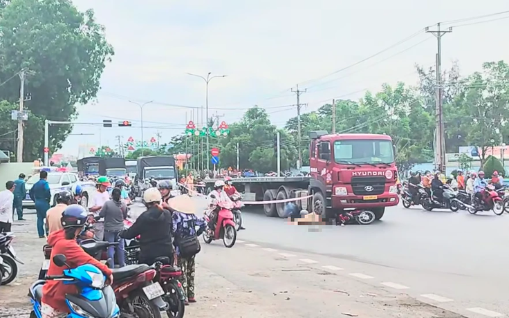 Xe đầu kéo cuốn xe máy vào gầm ở giao lộ, người phụ nữ tử vong