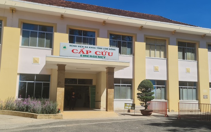 Vượt đèn đỏ chở người đi cấp cứu có bị phạt nguội không: CSGT, luật sư nói gì?