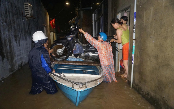 Đà Nẵng: Người dân 'rốn lũ' Mẹ Suốt trắng đêm dọn lụt, sơ tán giữa mùa hè Đà Nẵng: Người dân 'rốn lũ' Mẹ Suốt trắng đêm dọn lụt, sơ tán giữa mùa hè