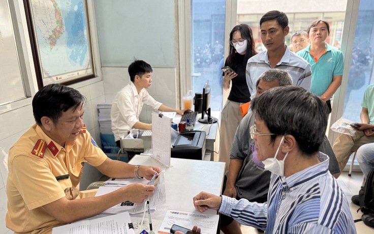 Nộp phạt nguội phải 'bưng cả người' đến trụ sở: Cục CSGT giải thích thế nào?