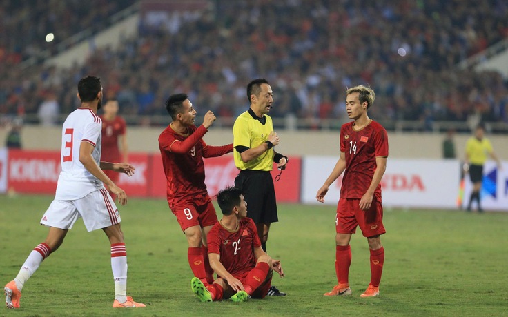 HLV Kim gác lại nỗi buồn, đi xem trọng tài Nhật bắt trận Hà Nội: Có 3 trận không VAR