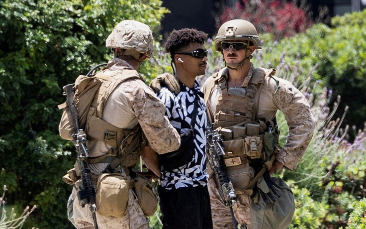 Lính thủy đánh bộ Mỹ bắt người đầu tiên trong cuộc biểu tình ở Los Angeles