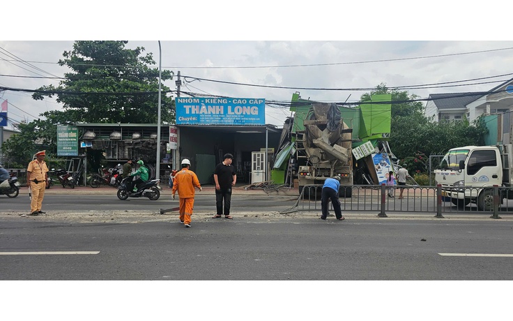 Xe bồn trộn bê tông lao vào tiệm làm tóc ở Củ Chi
