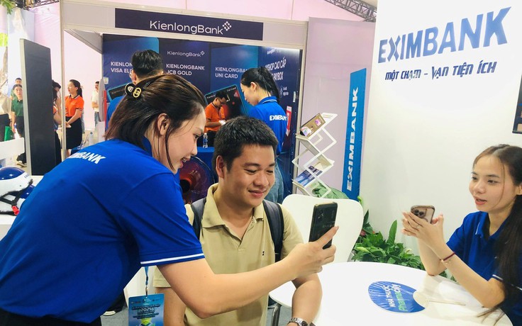 Eximbank khuấy động ngày không tiền mặt với các giải pháp tài chính số tiện lợi