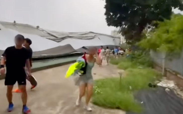 Sập mái sân pickleball, người chơi tháo chạy tán loạn