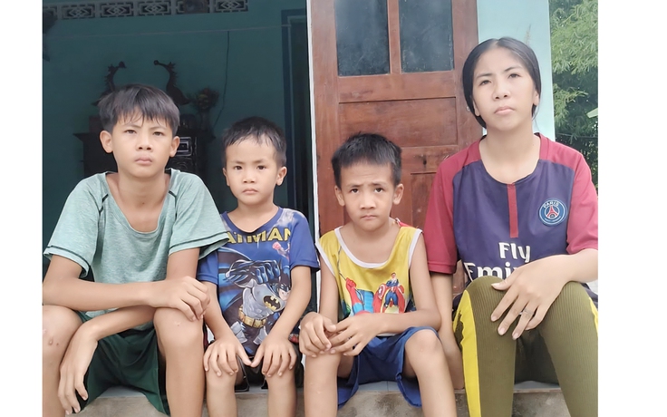 Bà nội nghèo nuôi 4 cháu mồ côi