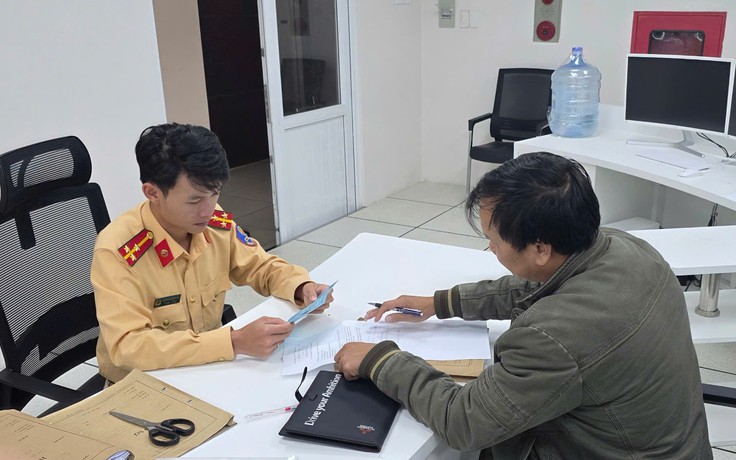 Tưởng bị phạt nguội, tài xế vượt đèn đỏ nhận thông báo không ngờ từ CSGT
