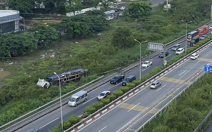 Xe container lao khỏi đường dẫn cao tốc TP.HCM - Long Thành - Dầu Giây