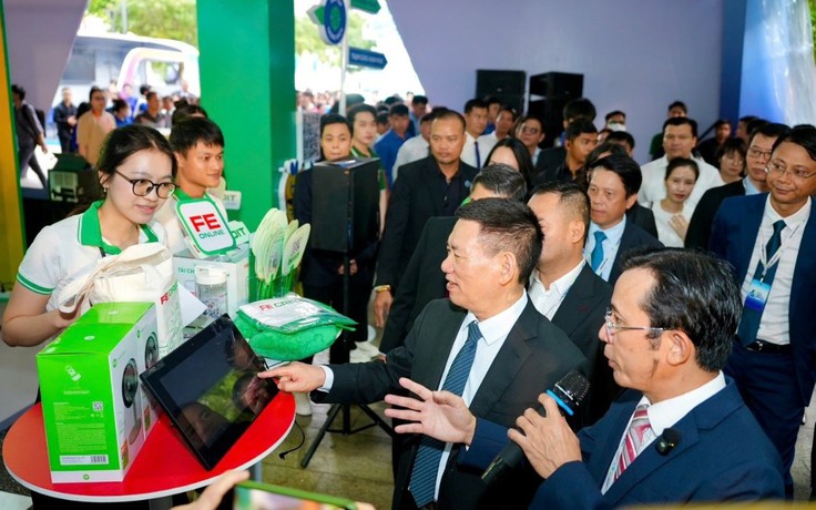 FE CREDIT mang ứng dụng tài chính đa nhiệm đến Ngày không tiền mặt 2025