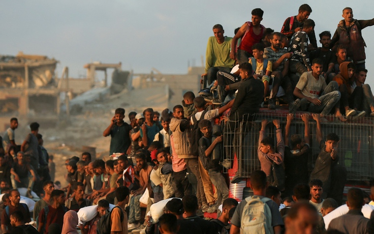 Xe tăng Israel nã đạn giết chết nhiều người dân Gaza chờ cứu trợ