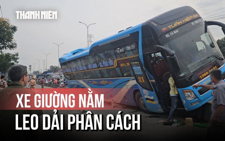 Chật vật vì ùn tắc sau sự cố xe khách suýt lật