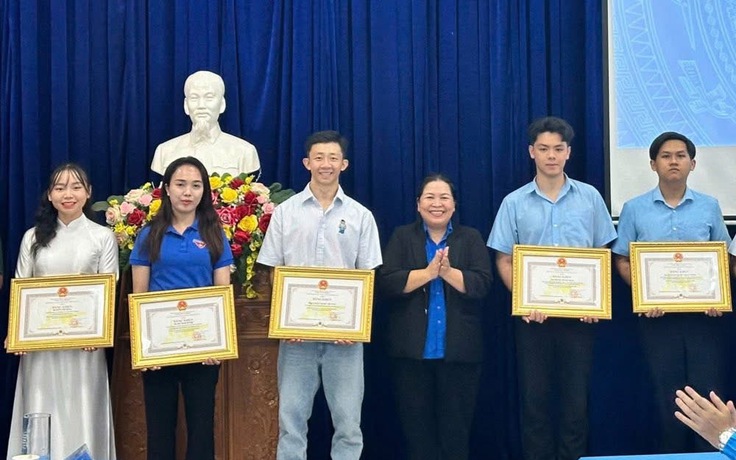 Tiền vệ Châu Ngọc Quang được vinh danh là công dân trẻ tiêu biểu tỉnh Gia Lai  