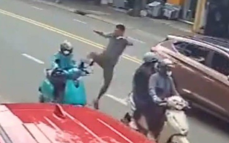 Đạp ngã xe máy giữa đường: Hành vi quá nguy hiểm!