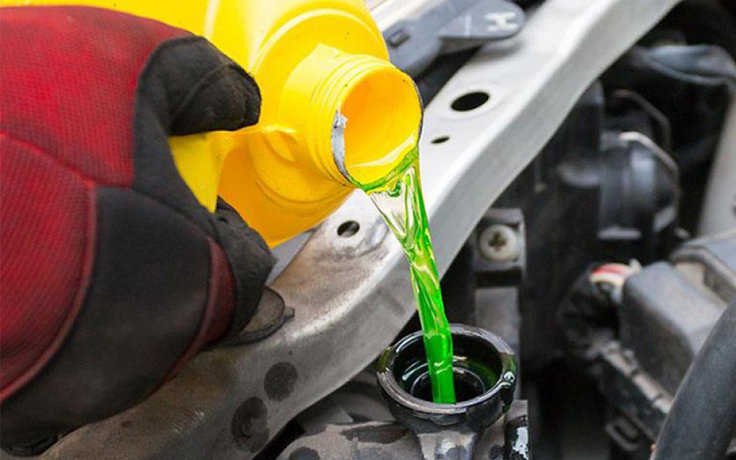 Vì sao không nên châm nước làm mát động cơ ô tô có màu khác nhau?