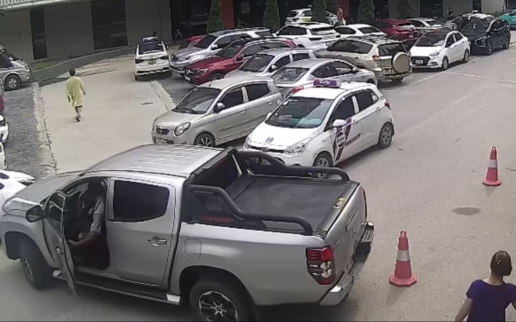 Vụ xe bán tải cán người trong bệnh viện: Làm sao để lùi xe an toàn?