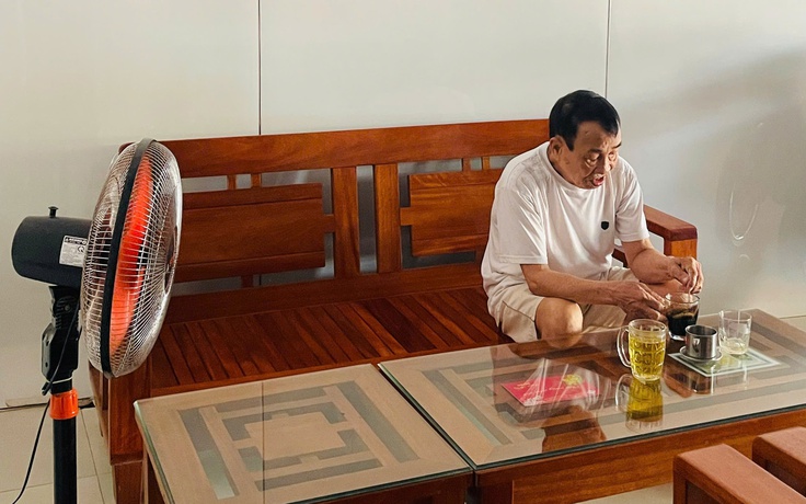 Ba tôi luôn dặn: 'Bật quạt thôi, đừng mở điều hòa tốn điện, vừa dễ trúng gió'