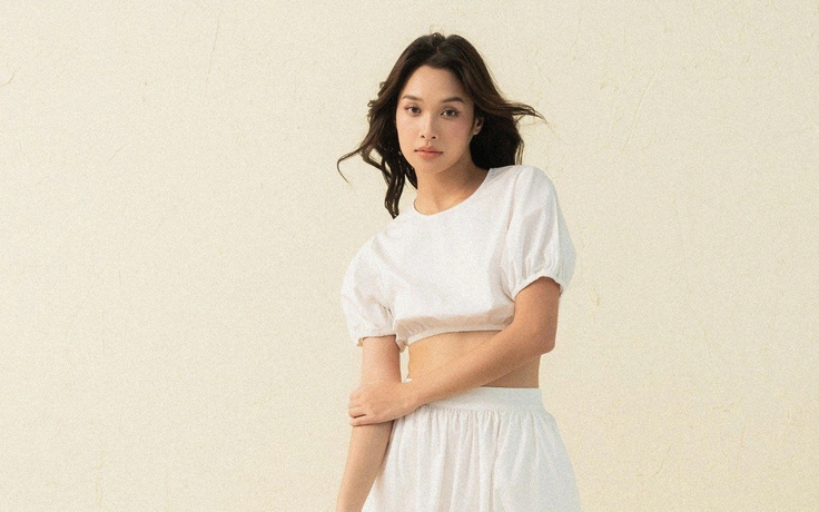 Thanh lịch, nữ tính trong từng bước chân với váy maxi