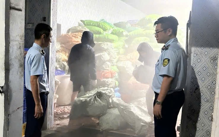 Phát hiện kho đông lạnh chứa 12 tấn chân gà bốc mùi tại Cẩm Phả
