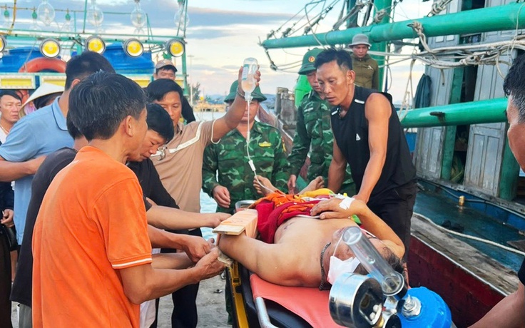 Quảng Bình: Đàm thoại để cấp cứu ngư dân gặp tai nạn trên biển