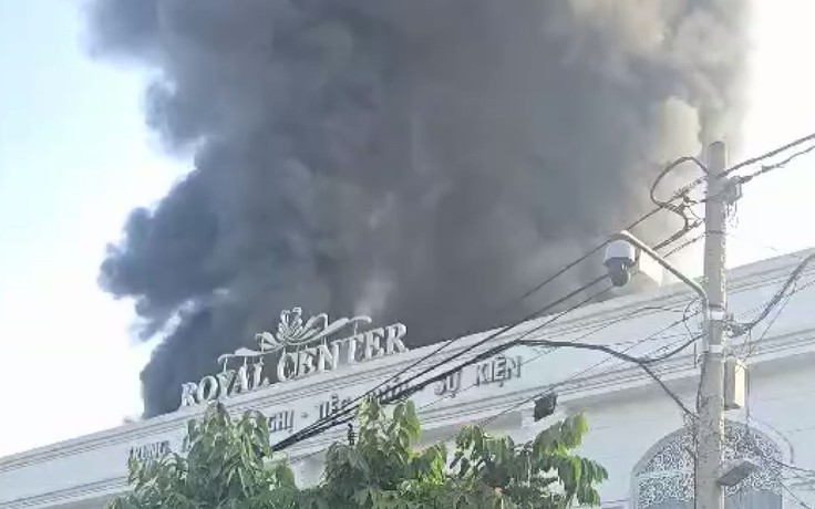 Khói đen cuồn cuộn từ trung tâm tiệc cưới ở TP.HCM