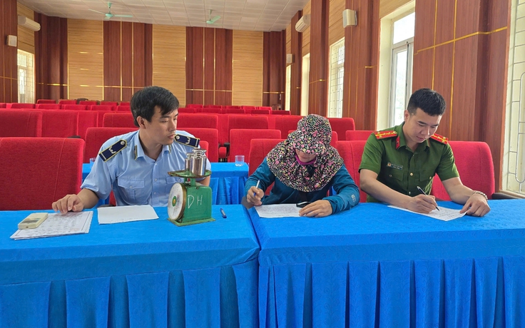 Xử phạt hành chính người bán hải sản cân thiếu cho khách du lịch