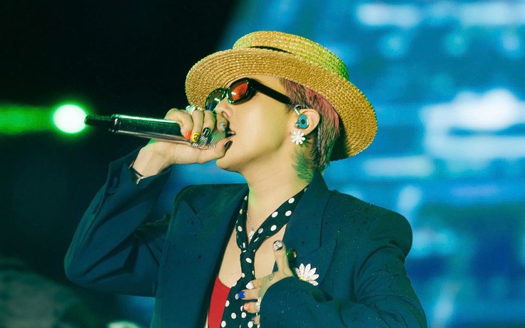 Hai giờ đồng hồ 'tắm mưa' cùng G-Dragon