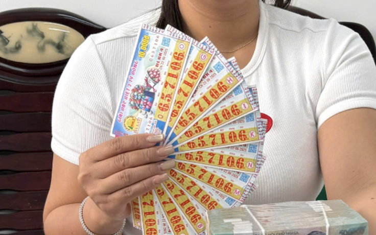 Trúng độc đắc 16 tỉ, chủ cửa hàng thuốc bắc hứa tặng người bán dạo căn nhà