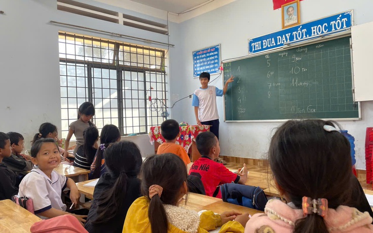 Nhóm học sinh làm mùa hè đáng nhớ cho trẻ em vùng cao