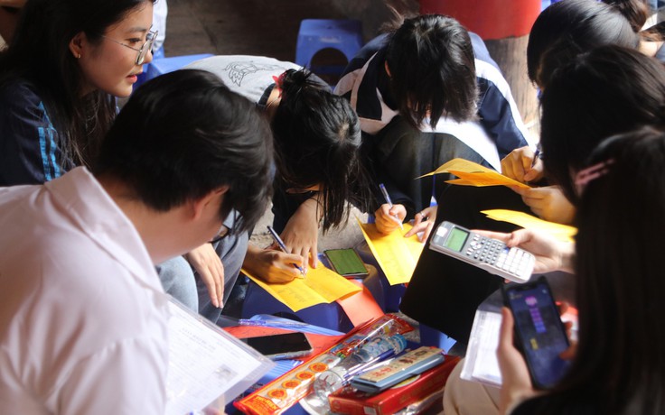 Sĩ tử viết sớ cầu may tại Văn Miếu trước kỳ thi tốt nghiệp THPT 2025