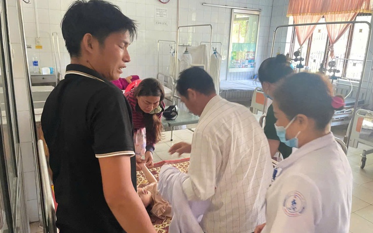 CSGT TP.Huế dùng xe tuần tra đưa cháu bé sốt cao, co giật đến bệnh viện