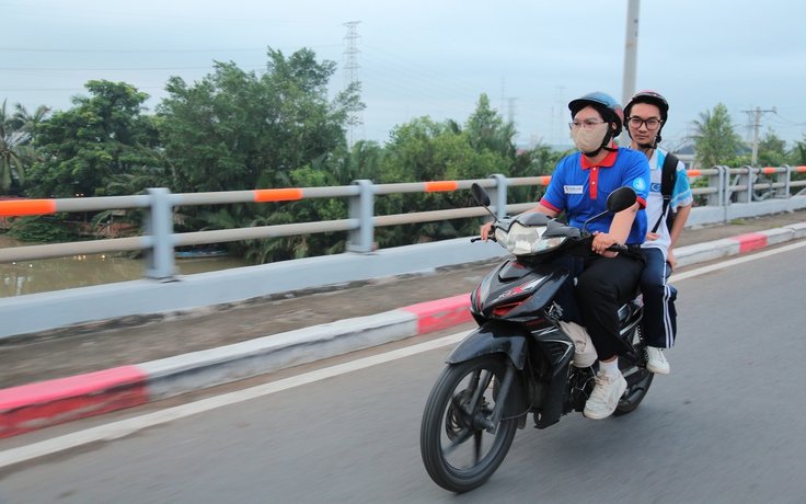 Từ 4 giờ 30 sáng di chuyển 25 km đến nhà đưa thí sinh khó khăn đi thi