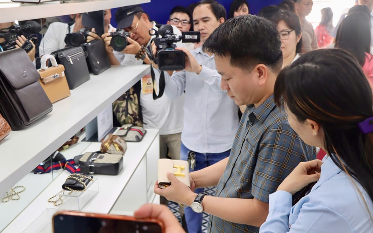 Quản lý thị trường trưng bày 300 sản phẩm bắt giữ trong cao điểm chống hàng giả