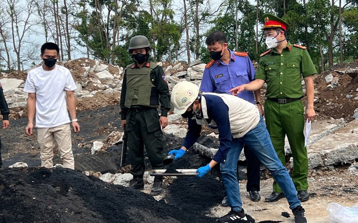 Tiếp tay đối tượng người Trung Quốc chôn 1.623 tấn chất thải chì xuống đất nông nghiệp