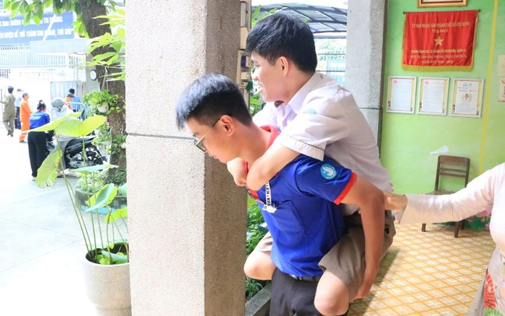 Những câu chuyện đẹp ngày đầu tiếp sức thí sinh