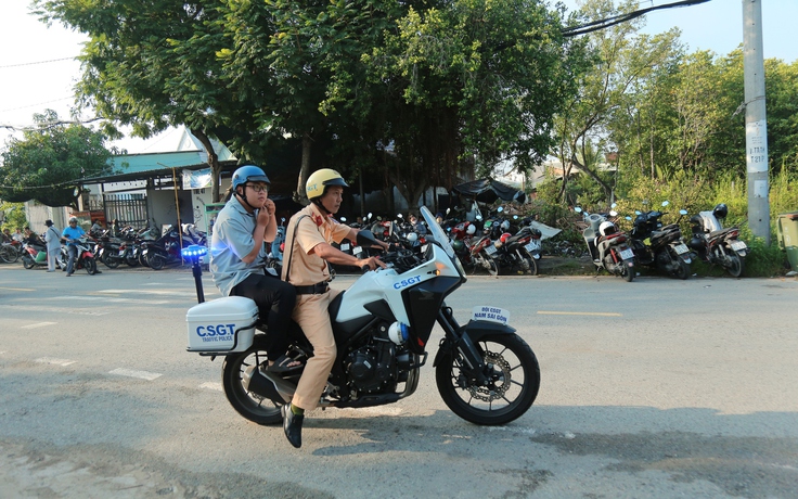 Giáo viên nhờ công an hỗ trợ đưa thí sinh đến phòng thi