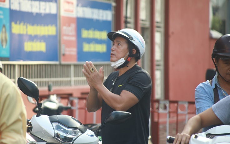 Câu chuyện bên ngoài cổng trường thi...