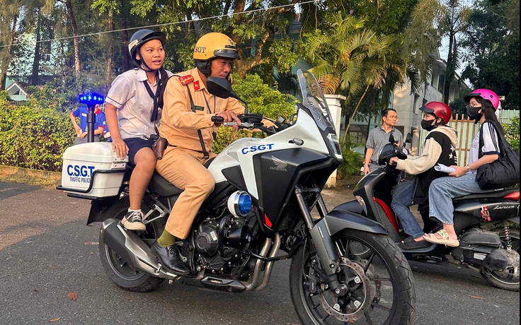 Thi tốt nghiệp THPT: Quên CCCD, thí sinh được CSGT TP.HCM tức tốc chở về lấy