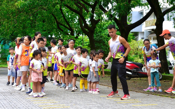 Lớp chạy bộ miễn phí giúp trẻ em bớt xem điện thoại